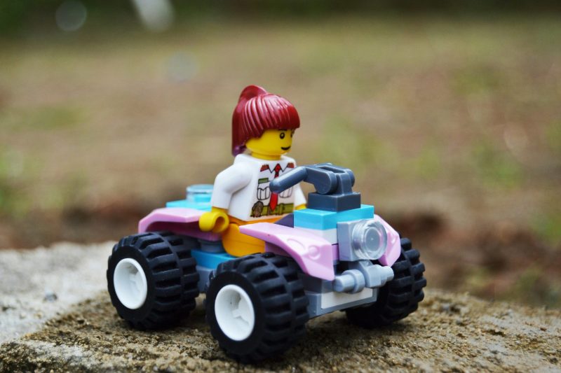 yogi-purnama-7JzyLiUj0pQ-unsplash Lego figure